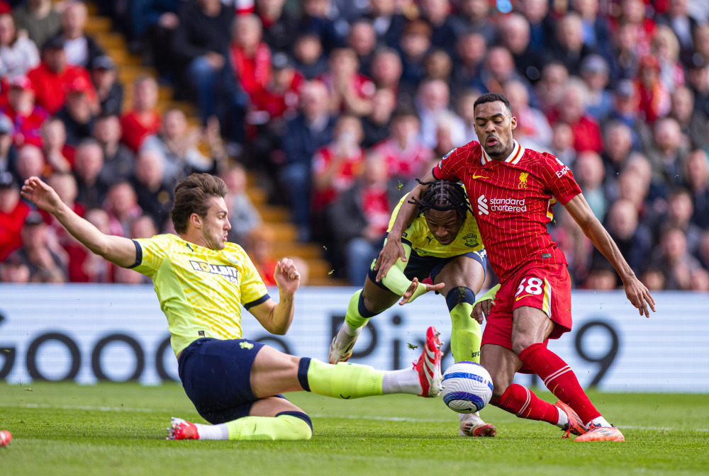 马拉松选手冲刺终点的坚韧瞬间