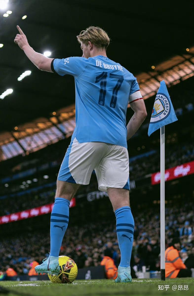 网球选手大力发球的爆发力瞬间