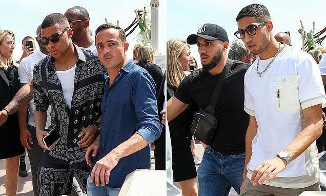 极限运动选手空中翻腾的冒险一刻